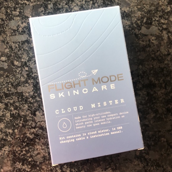 Flight mode skincare mister - Picture 1 of 4
